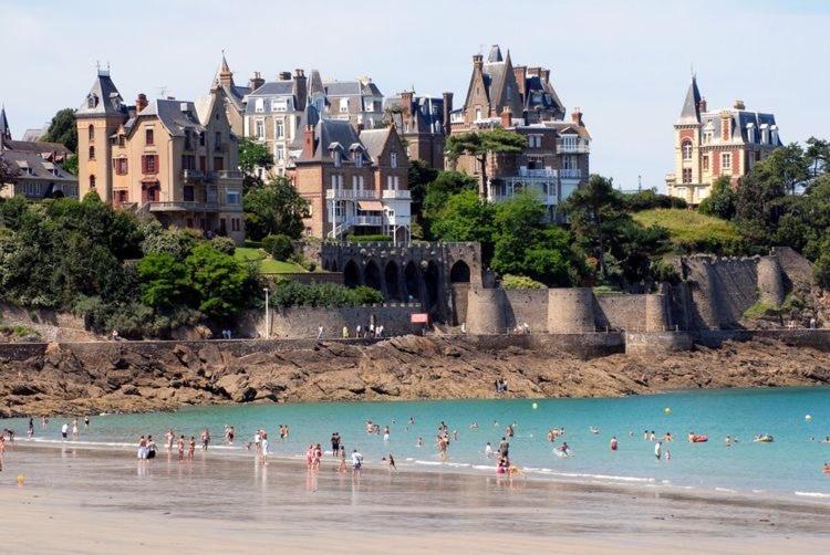 Le Clos Diri Dinan Exterior photo